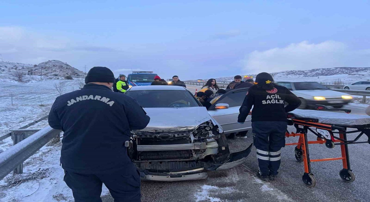 Çorumda otomobil demir bariyere çarptı: 1 yaralı