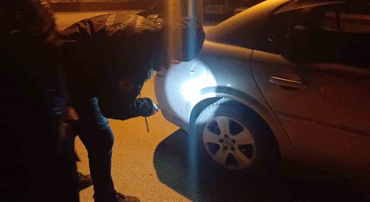 Çorumda park halindeki araç kurşunlandı, polis ekipleri harekete geçti