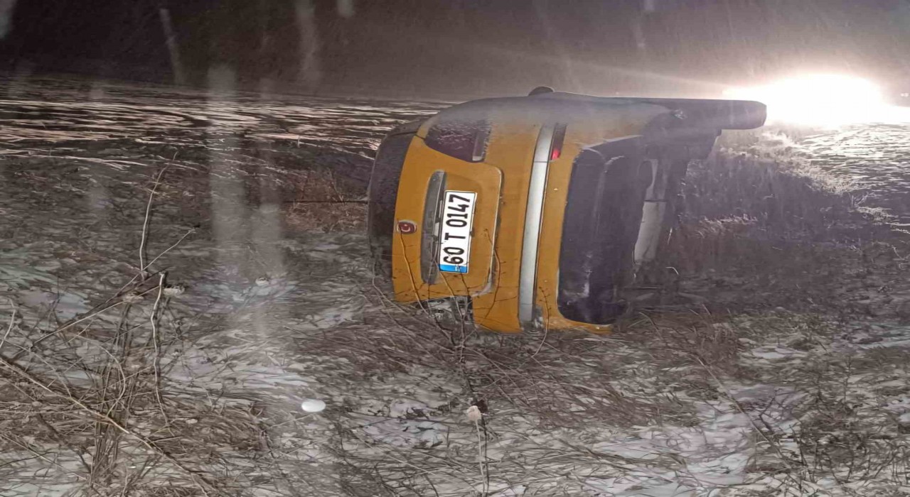 Çorumda şarampole devrilen ticari taksinin sürücüsü yaralandı