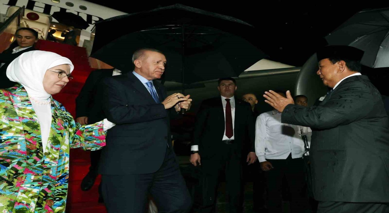 Cumhurbaşkanı Erdoğan, Endonezyada top atışlarıyla karşılandı