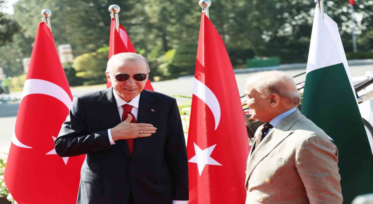 Cumhurbaşkanı Erdoğan, Pakistan Başbakanı Şerif tarafından resmi törenle karşılandı