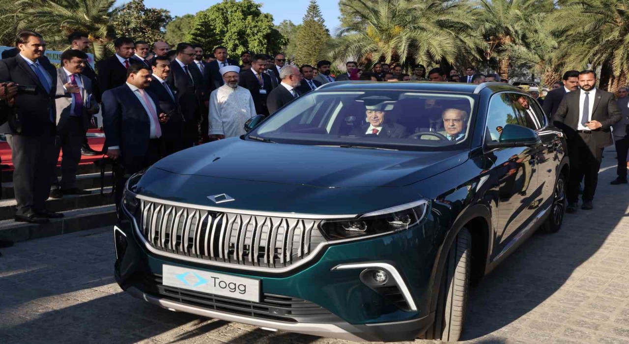 Cumhurbaşkanı Erdoğan, Pakistan Başbakanı Şerife Togg aracı hediye etti