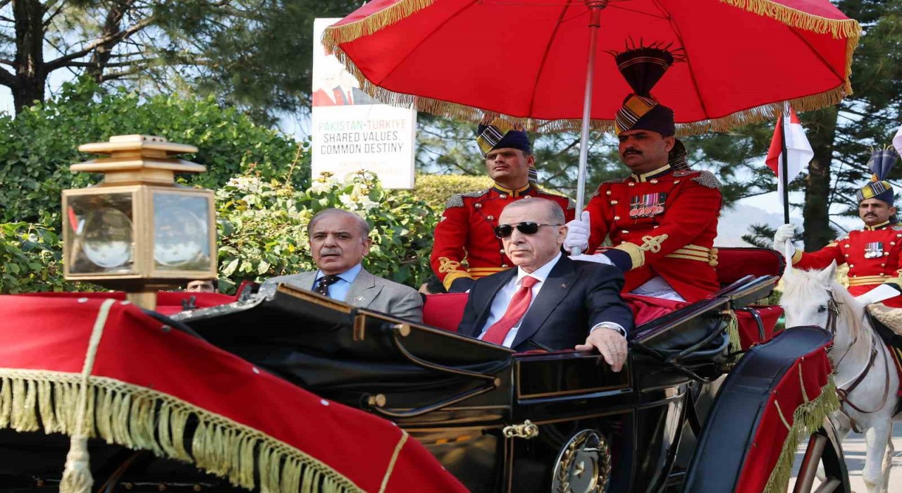 Cumhurbaşkanı Erdoğan, Pakistanda resmi yemeğe faytonla gitti
