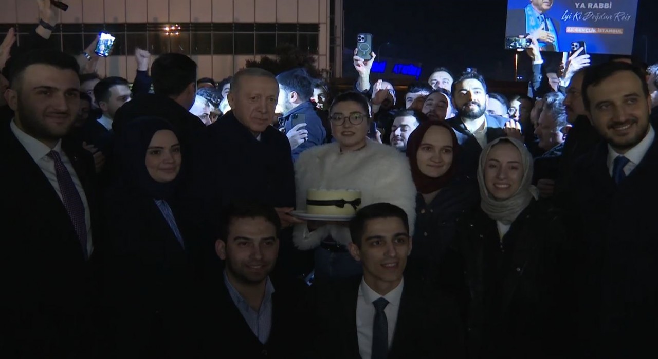 Cumhurbaşkanı Erdoğana gençlerden doğum günü sürprizi