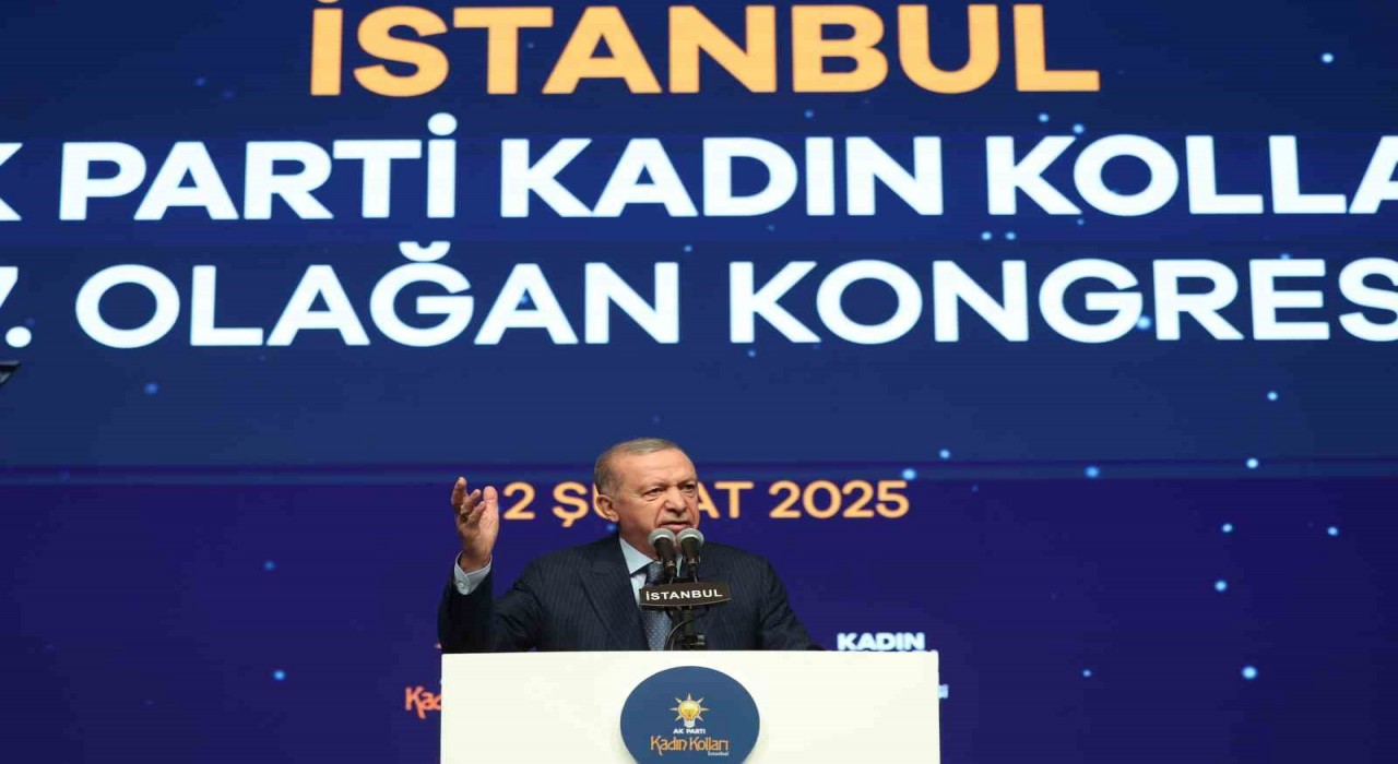 Cumhurbaşkanı Erdoğandan CHPye eleştiri: Genel başkanı elinde kırmızı kartla ortada dolanıyor. Eski genel başkan ona sarı kart göstererek oyuna girmeye çalışıyor