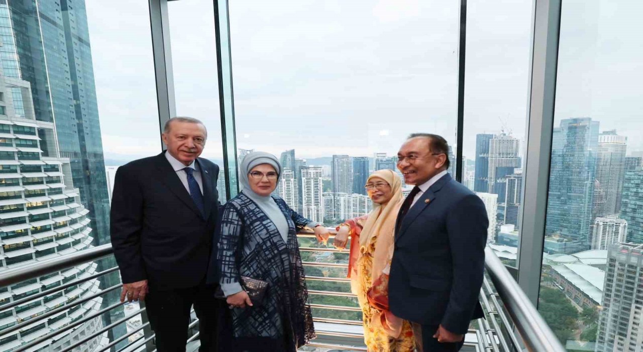 Cumhurbaşkanı Erdoğandan Malezyada Petronas İkiz Kulelerine ziyaret