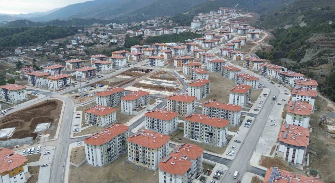 Cumhuriyet tarihinin en büyük inşa çalışmasının yürütüldüğü Hatayda afetzede vatandaşların sıcak yuva heyecanı sürüyor