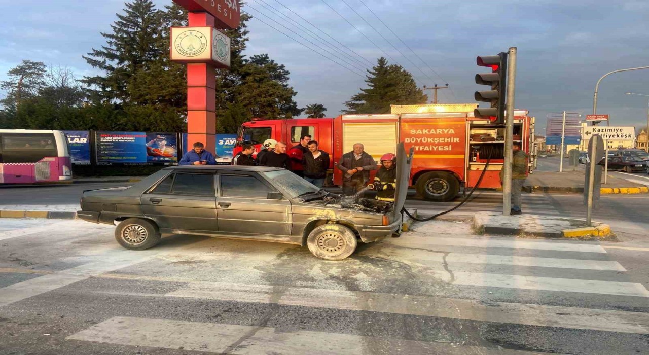 D-100de panik anları: Otomobil bir anda alev aldı