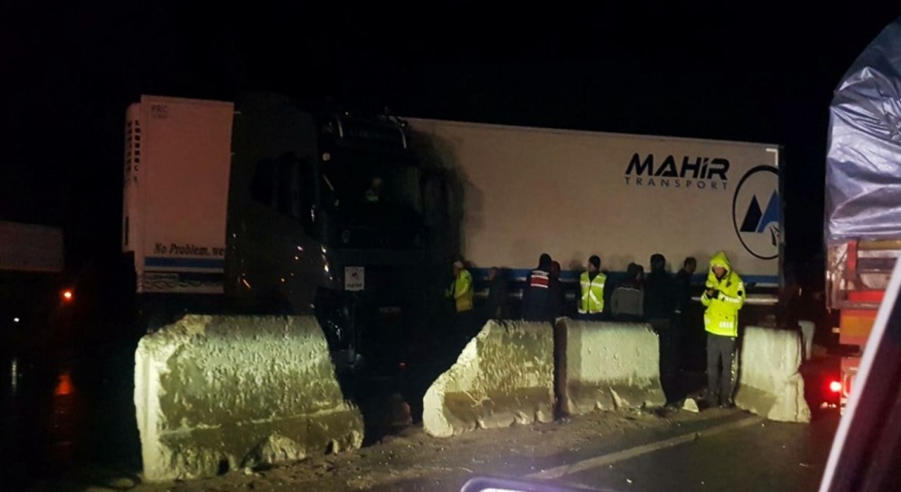 D-650de 3 tır kazaya karıştı: Kilometrelerce kuyruk oluştu