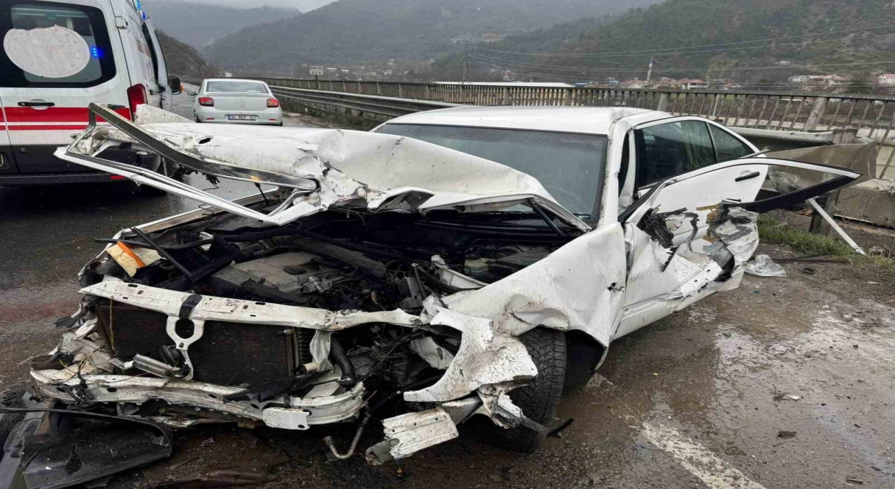 D-650de otomobil bariyerlere çarptı: Yaşlı çifti kaza ayırdı