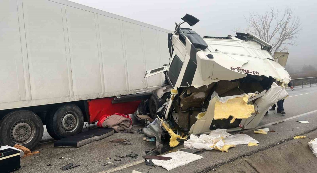 D100de bariyerlere çarpan tırın sürücüsü yaralandı, trafik felç oldu