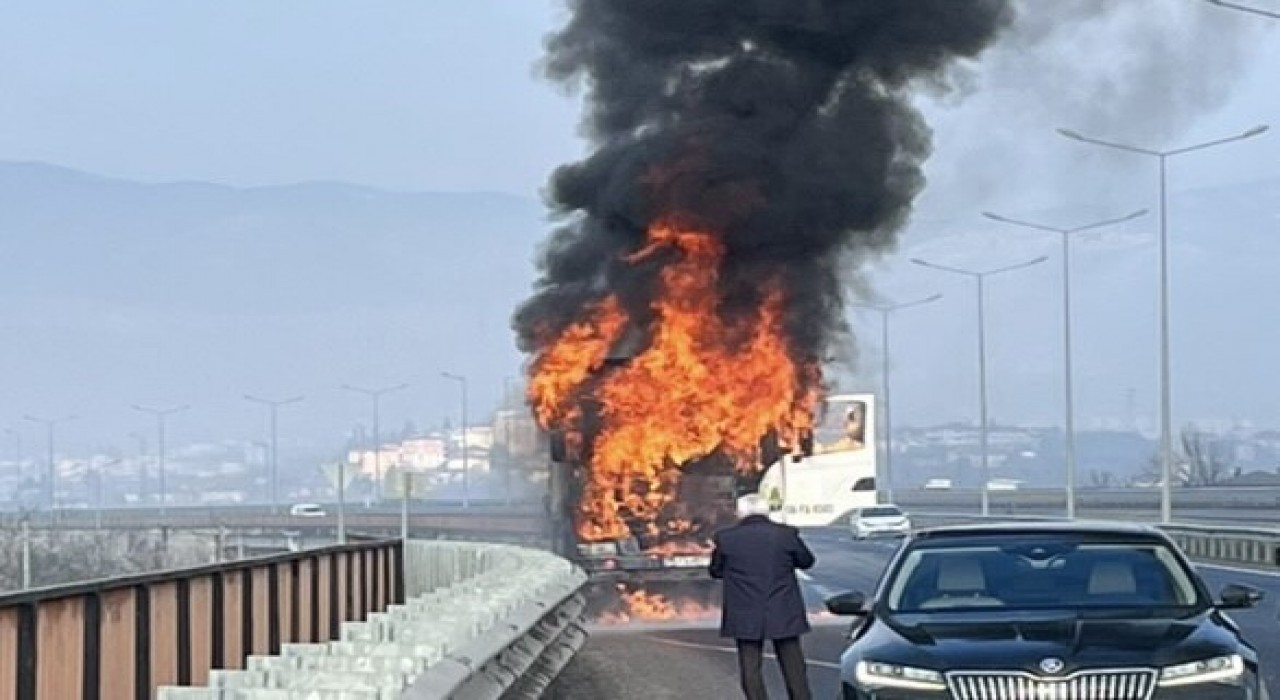 Damperli kamyon alev alev yandı