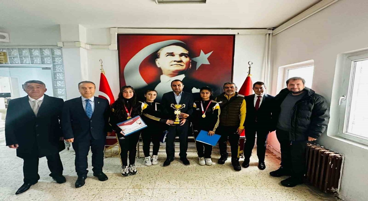 Dart takımı şampiyonlarından Kaymakam Partala ziyaret