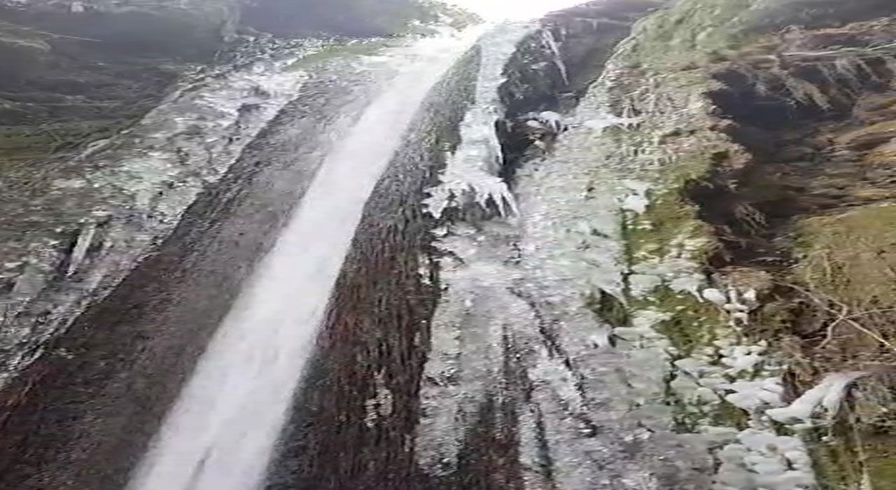 Değirmendere Şelalesi Soğuk Havanın Etkisiyle Kısmen Dondu