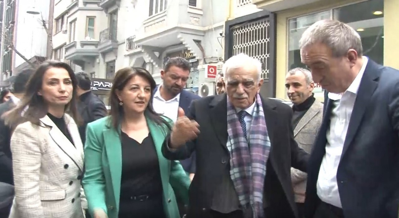 DEM Partili İmralı Heyeti basın açıklaması yapacakları Taksimdeki otele geldi