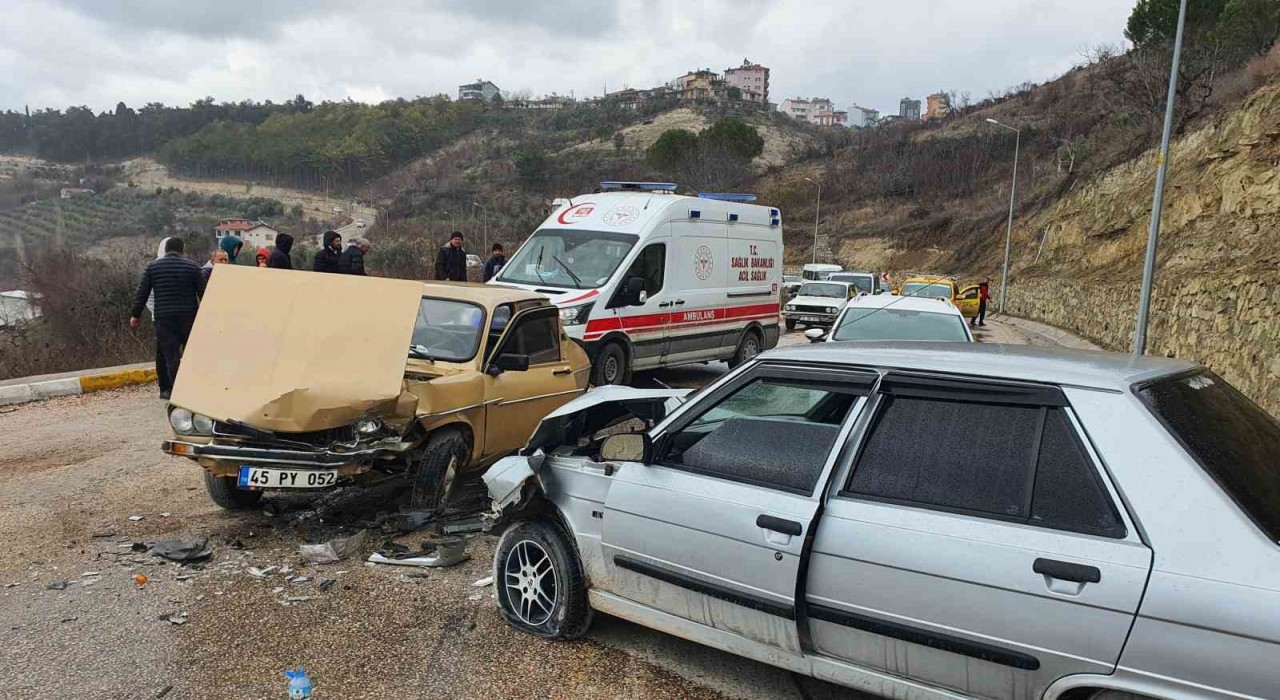 Demircide iki otomobil çarpıştı: 3 kişi yaralandı