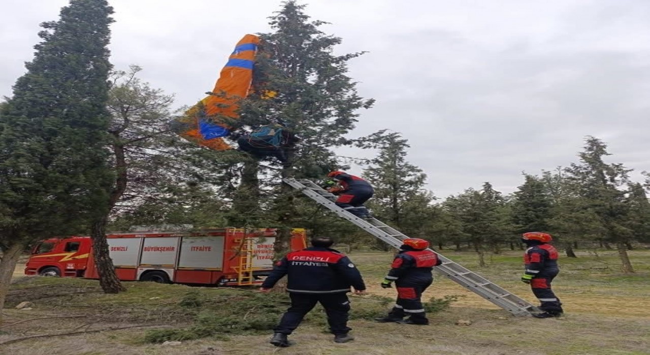 Denizli Pamukkale’de Uçuş Yaparken Mahsur Kalan Paraşütçü Kurtarıldı
