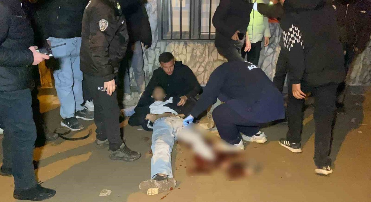 Deprem anma törenine katılmak isteyen gençler bıçaklı saldırıya uğradı: 1i ağır 2 yaralı