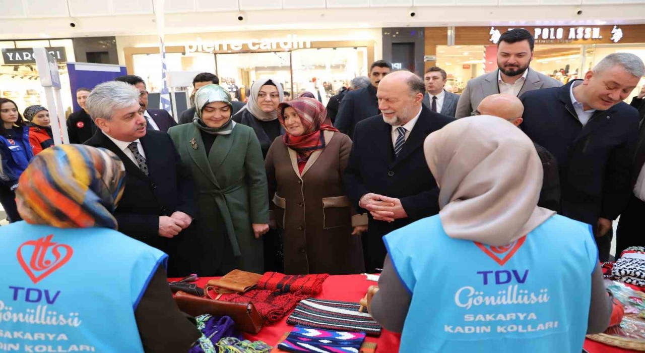 Deprem bölgesindeki cami ve Kuran kurslarına destek için hayır çarşısı açıldı