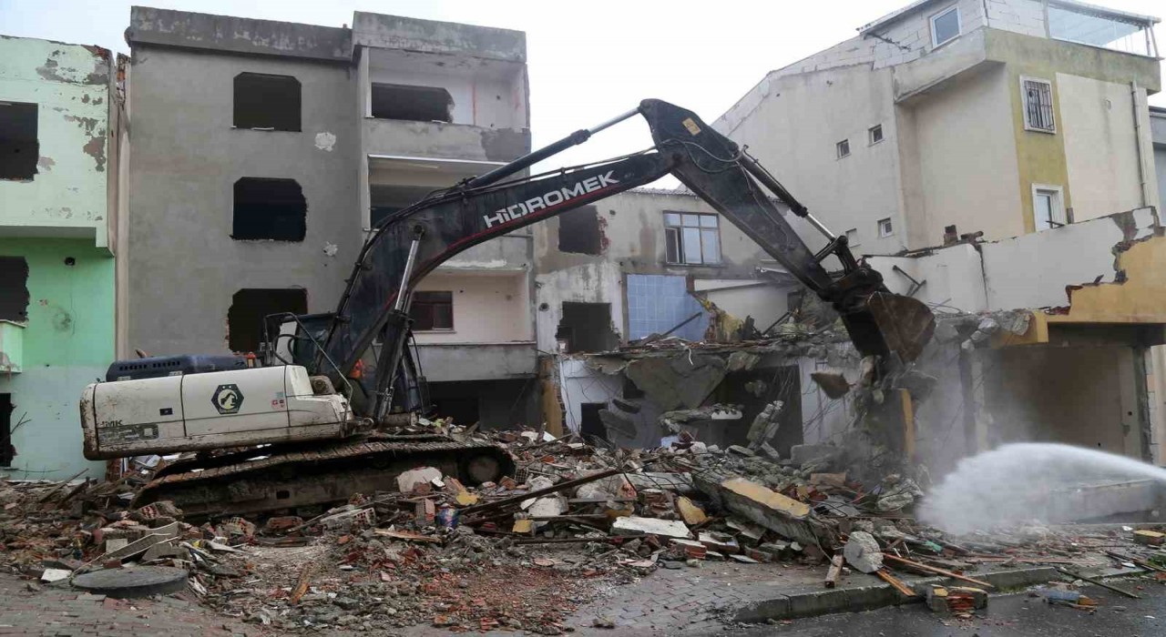 Deprem riski taşıyan 23 yapı belediye ekiplerinin gözetiminde yıkıldı