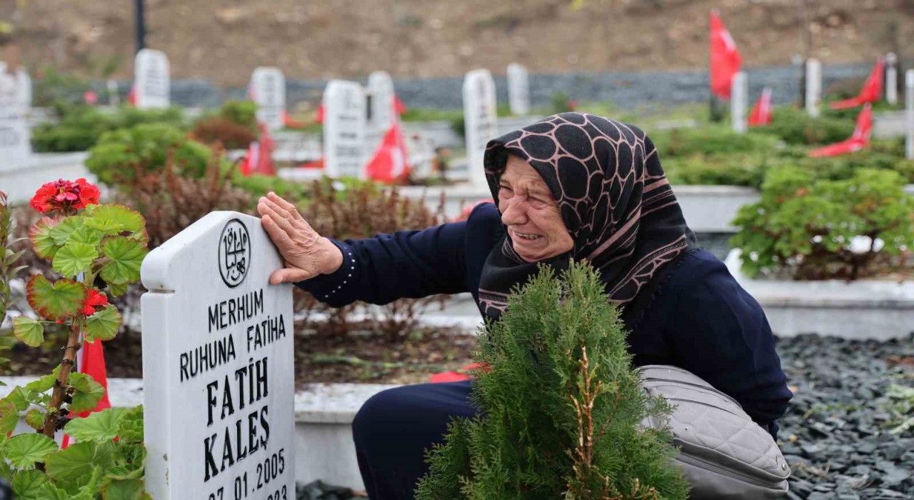 Depremde gelini ve 3 torununu kaybeden Atrak Kaleş: 1 yıllık bina 3 saniyede çöker mi?