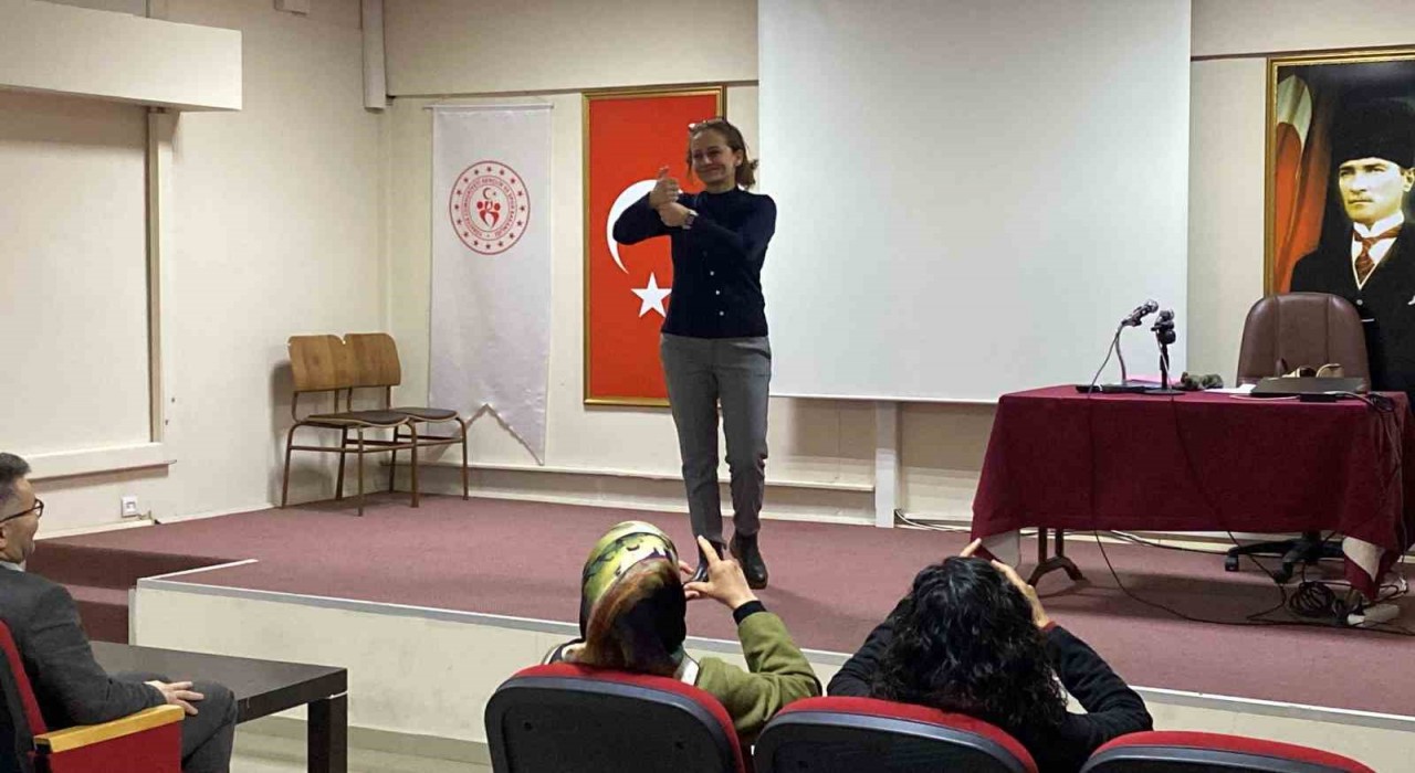 Depremden sonra geldiği Eskişehirde işaret dili öğreterek hayata tutunuyor