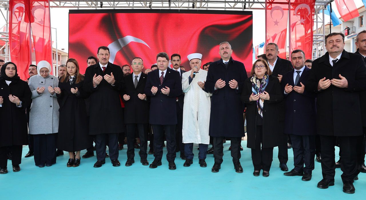 Depremin 2. Yıl Dönümünde Hayatını Kaybedenler Anıldı
