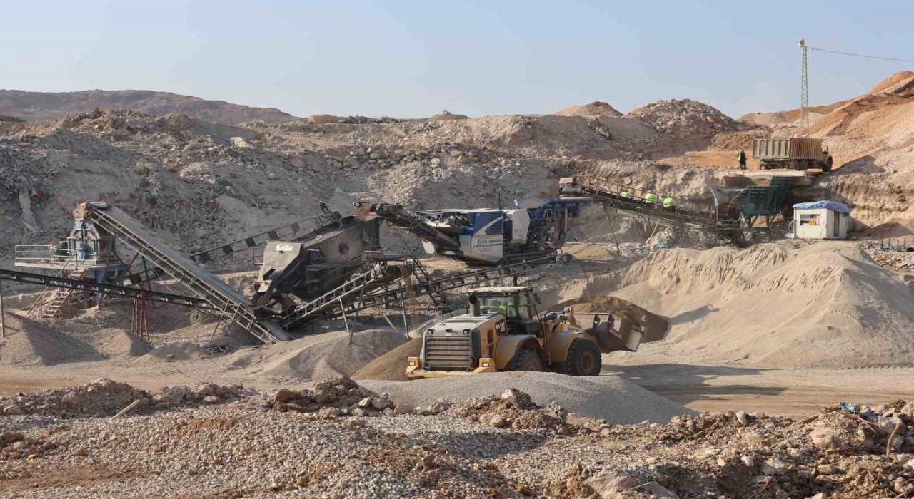 Depremin vurduğu Hatayda, enkaz döküm sahasında saatte 500 ton enkaz atığı geri dönüştürülüyor