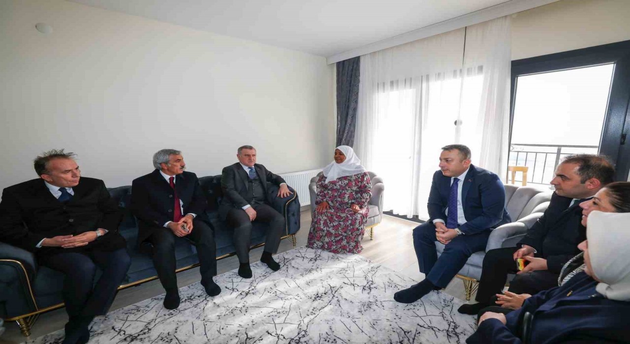 Depremzede Hüsne Beşenk: Evlat atıyor ama devlet atmıyor