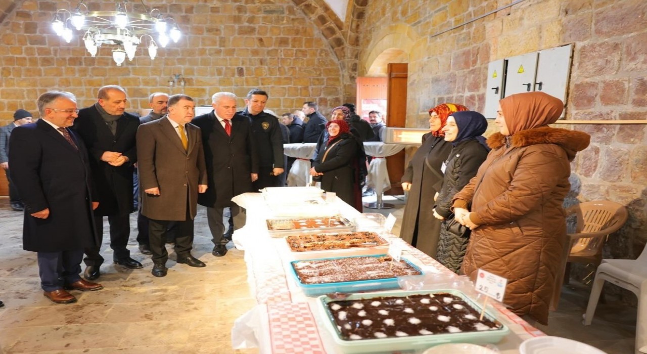 Depremzedelere yönelik Bayburtta açılan hayır çarşısına yoğun ilgi