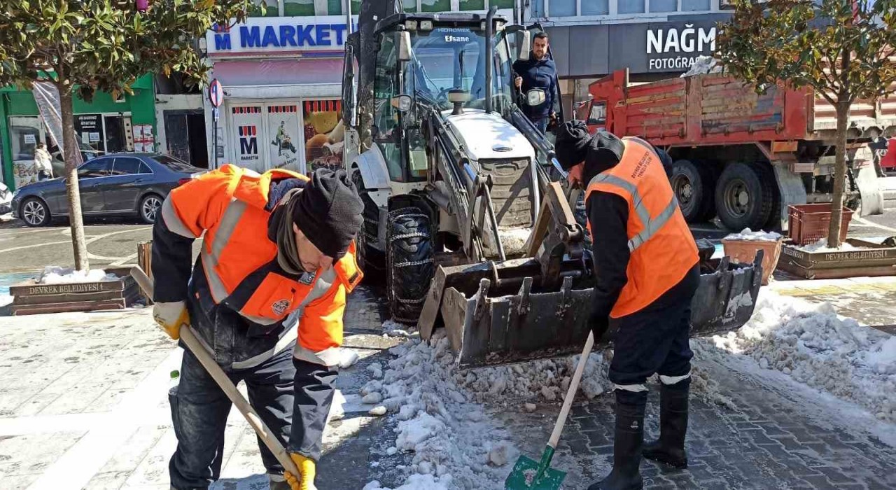 Devrekte cadde ve sokaklarda kar temizliği başladı