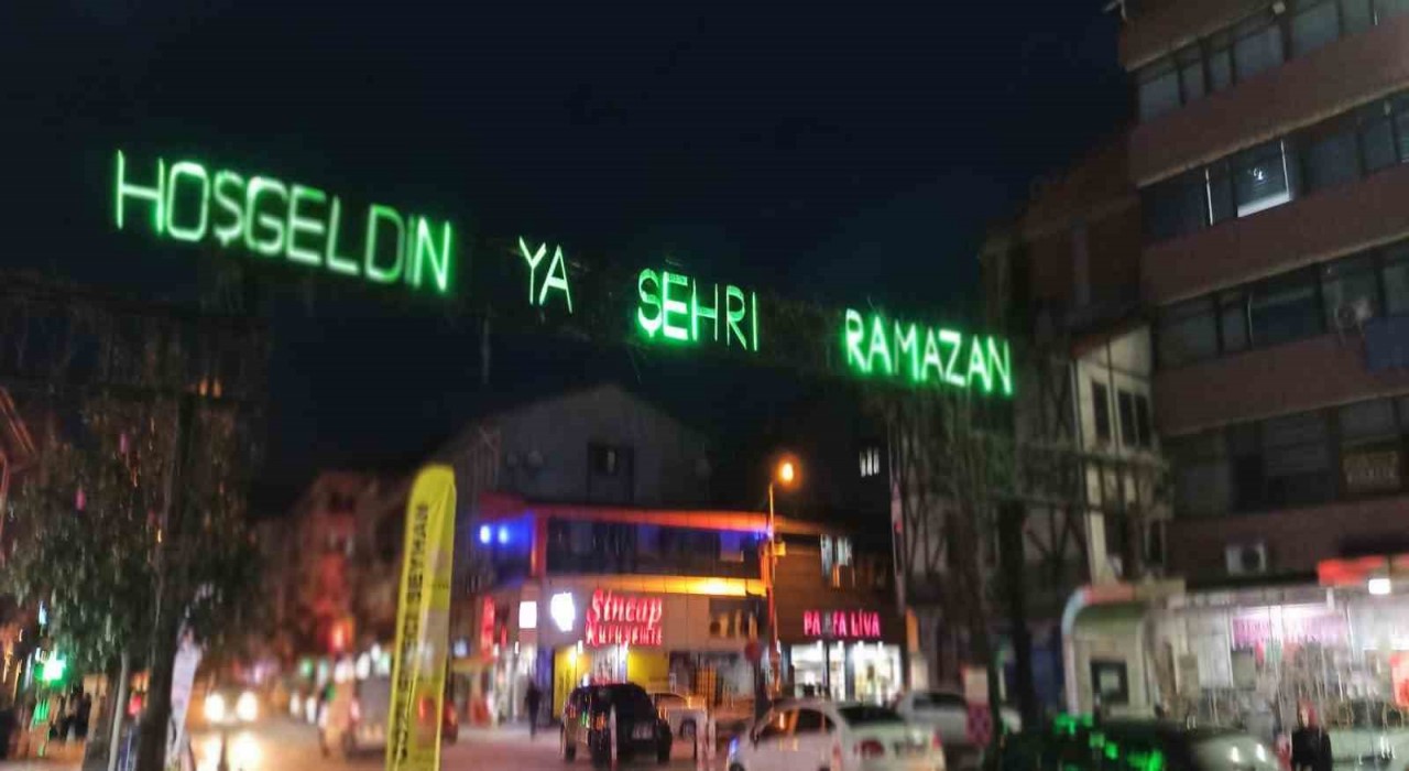 Devrekte Ramazan ayının süslemelerinden olan mahyalar yandı