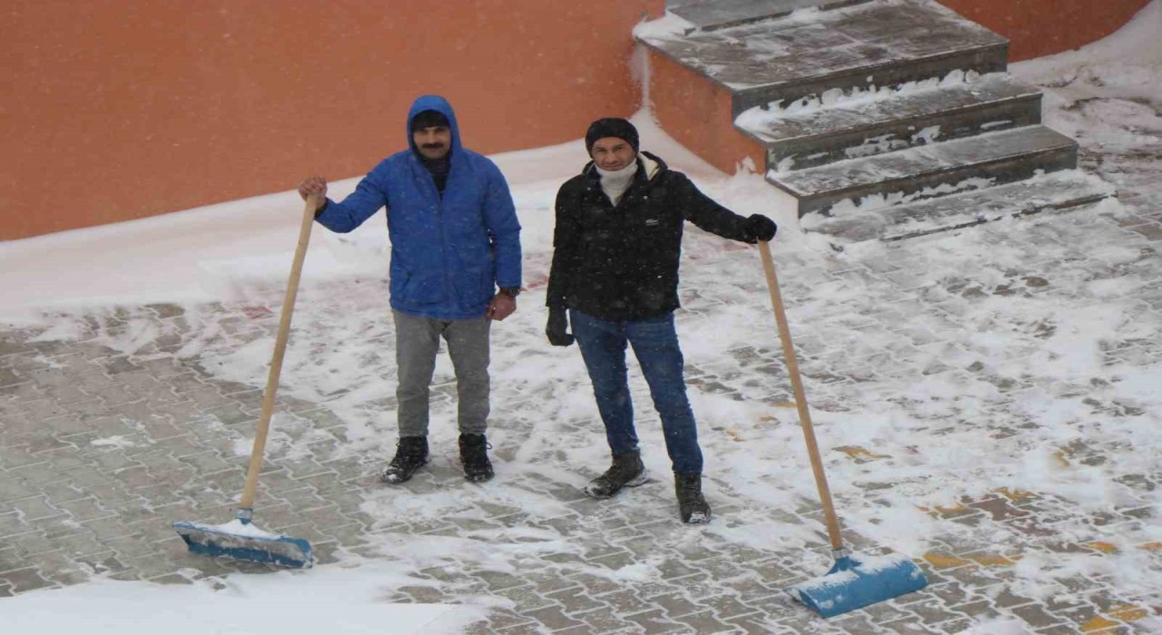 Diyadinde kar yağışı etkili oldu
