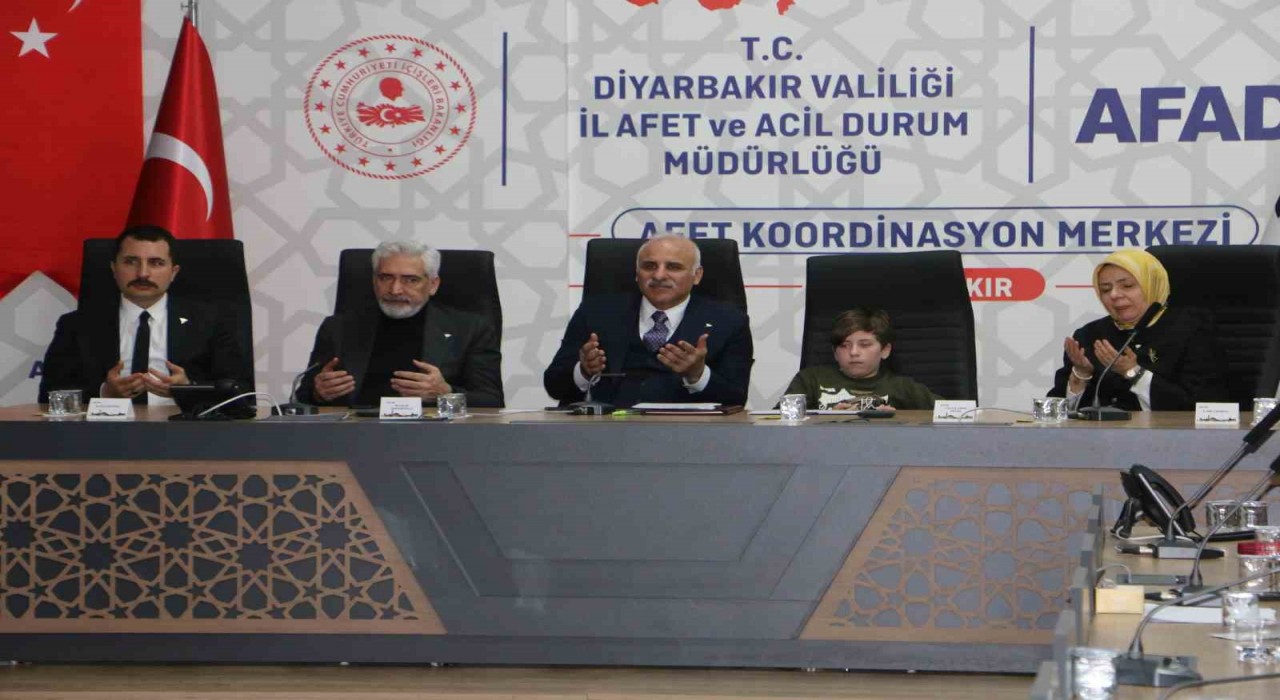 Diyarbakırda depremde hayatını kaybedenler anıldı