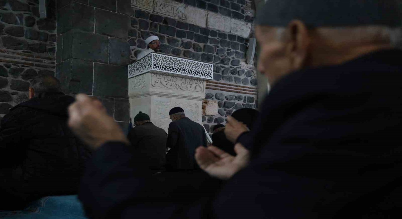 Diyarbakırda depremde hayatını kaybedenler için Mevlid-i Şerif okundu