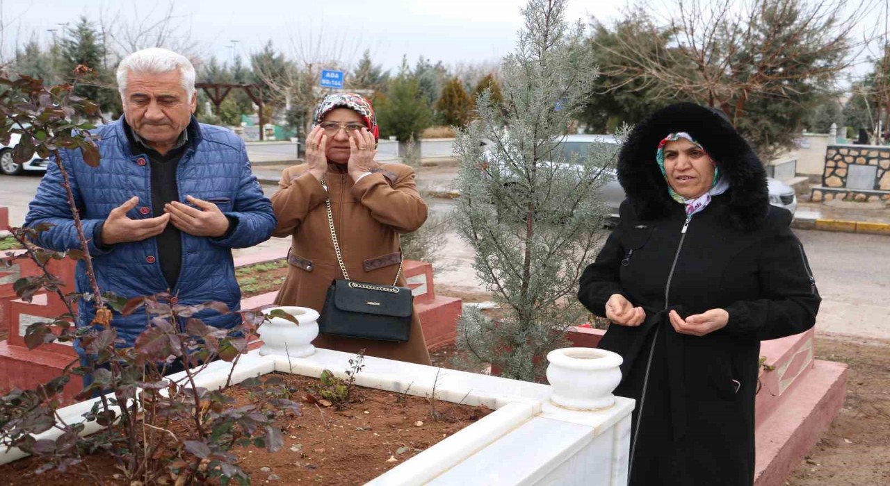 Diyarbakırda depremde hayatını kaybedenler kabirleri başında anıldı