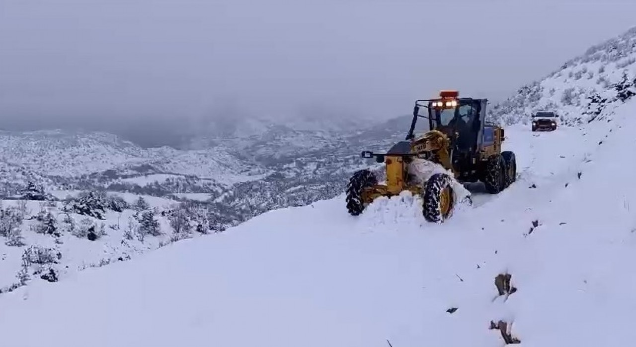 Diyarbakırda kar nedeniyle kapanan 129 kilometrelik yol ulaşıma açıldı