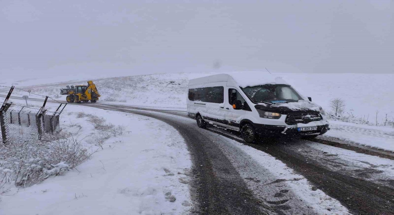 Diyarbakırda kara saplanan öğretmen servis aracı kurtarıldı