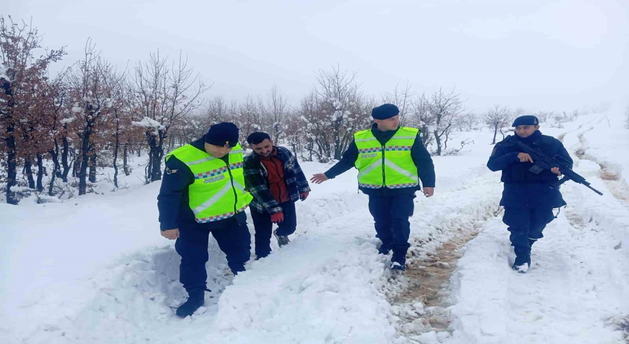 Diyarbakırda karda mahsur kalan vatandaşı jandarma kurtardı