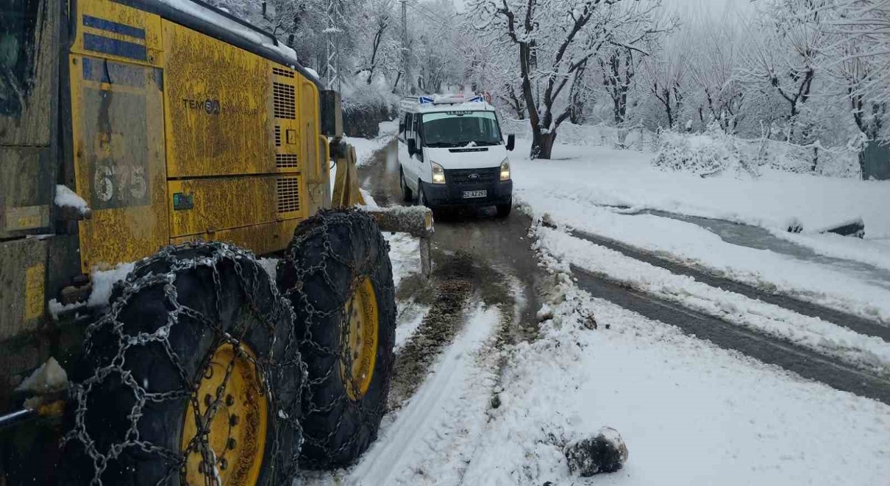 Diyarbakırda kardan kapanan 439 kilometrelik yol ulaşıma açıldı