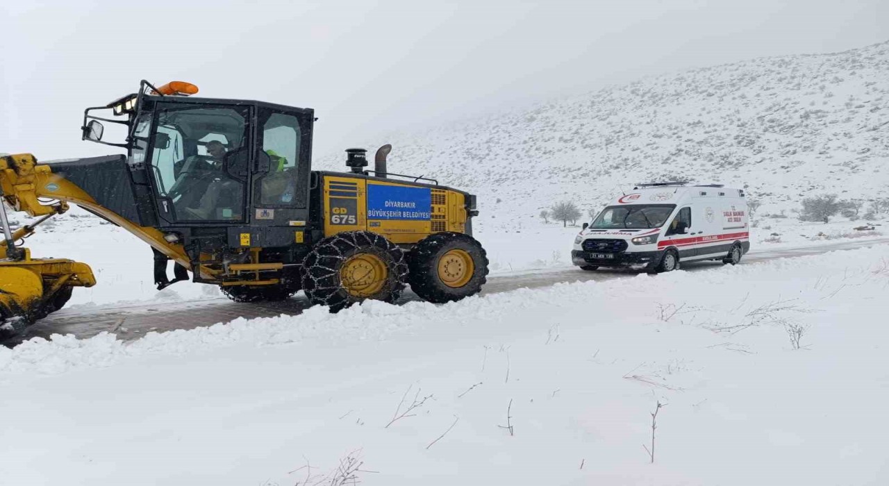 Diyarbakırda kardan kapanan yollar açıldı, 2 hasta kurtarıldı