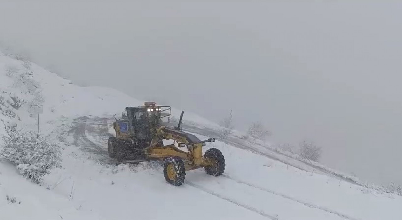 Diyarbakırda kardan kapanan yollar ulaşıma açıldı
