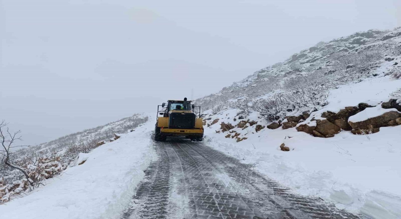 Diyarbakırda karla kaplı 165 kilometre yol ulaşıma açıldı