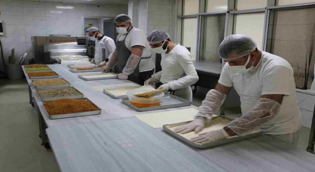 Diyarbakırda lotuslu soğuk baklava üretildi