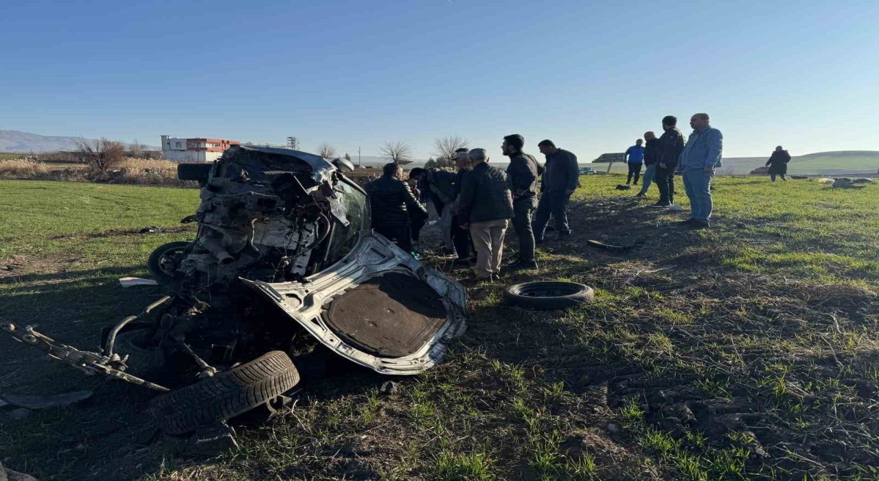 Diyarbakırda takla atan otomobil hurdaya döndü: 2 yaralı