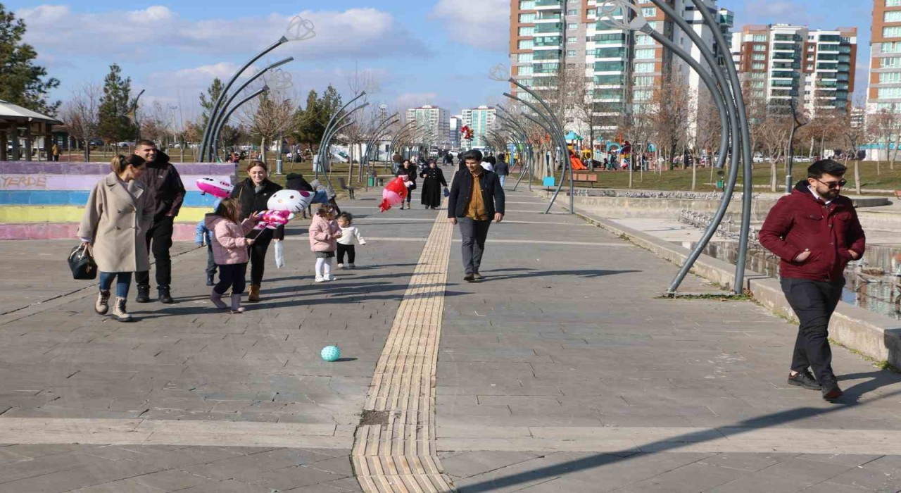 Diyarbakırda vatandaşlar güzel havanın keyfini çıkarıyor