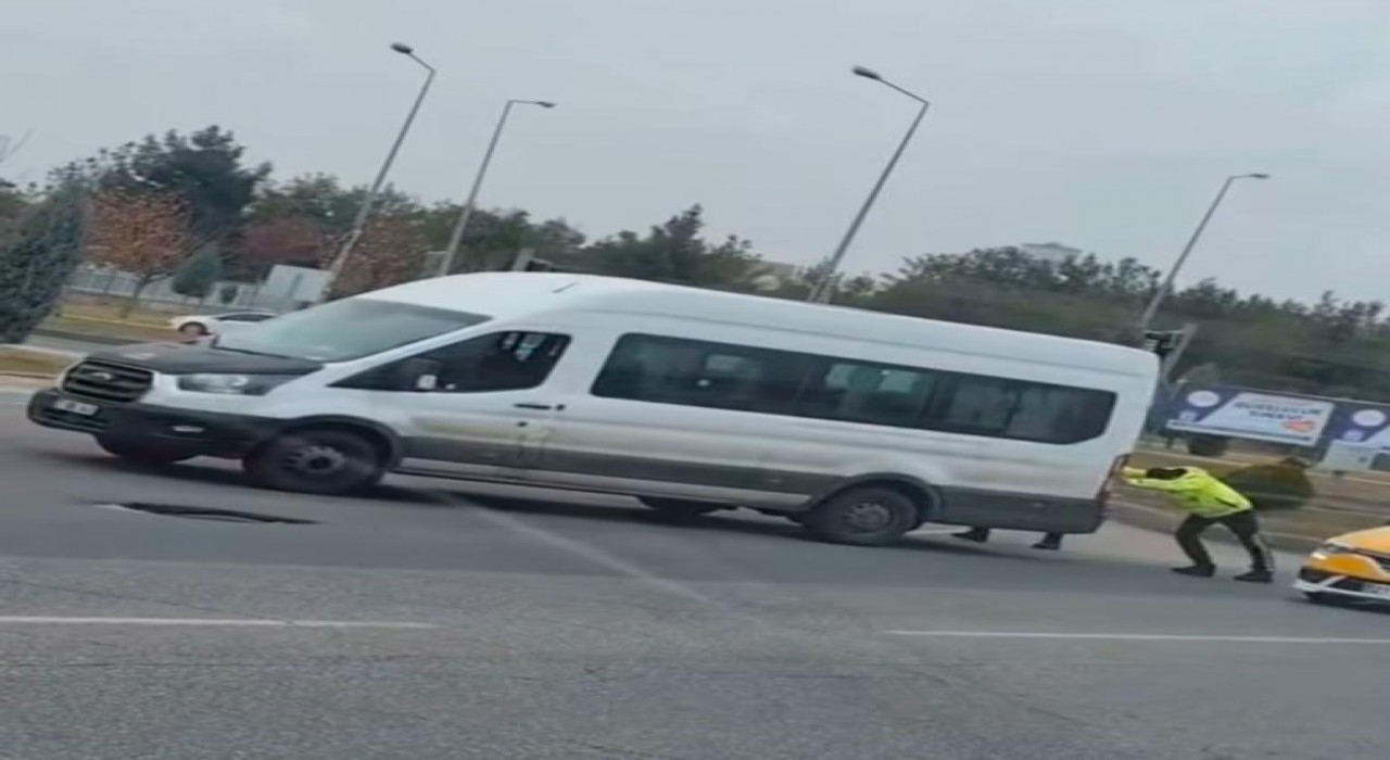 Diyarbakırda yolda kalan sürücünün aracını trafik polisi iterek yardım etti