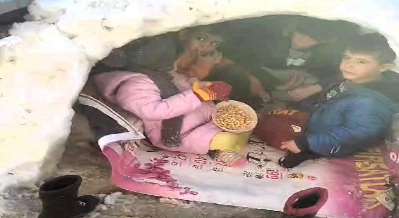 Doğanşehirde çocukların kardan ev keyfi yürekleri ısıttı