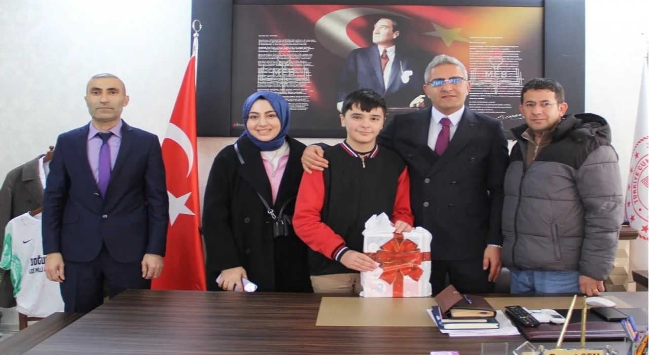 Doğubayazıtta başarılı öğrenciye ödül verildi