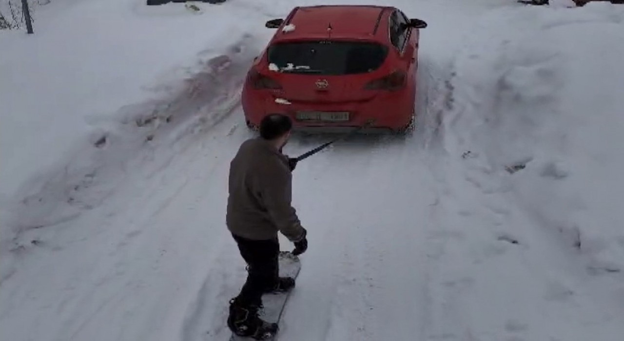 Doktordan karla kaplı sokaklarda ‘snowboard gösterisi